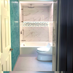 Éclairage de niche de douche de salle de bain à l'aide de bandes LED étanches