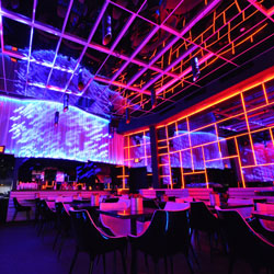 RGB-strimler og DMX-dekodere styrer LED-belysning i natklub
