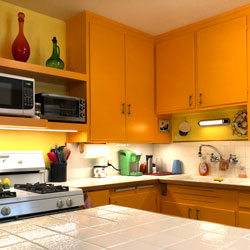 Luminile cu bandă CRI de sub dulap scot în evidență o bucătărie colorată