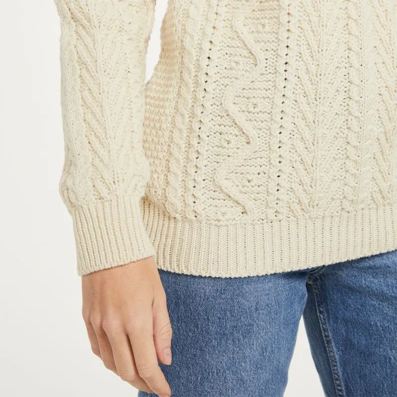 A20280 NATURAL WHITE Colour Men's Lightweight Crew Neck Aran Knit Sweater loseup View Gaelsong