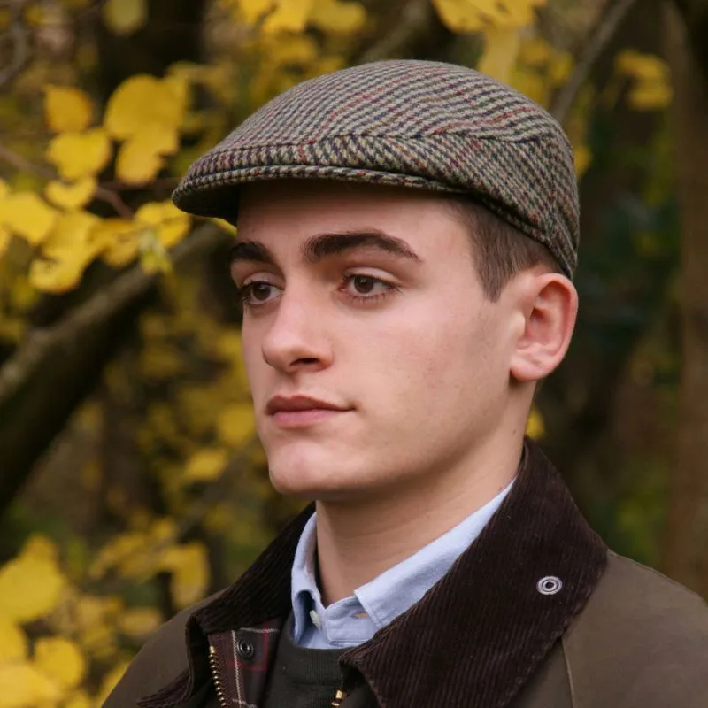 B10343 Men's Checkered Irish Wool Flat Cap Lifestyle Gaelsong