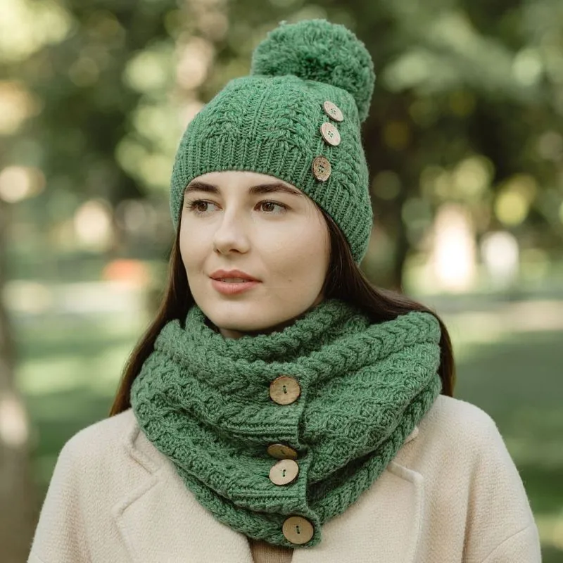 B30190 GREEN Colour Honeycomb Aran Buttoned Snood Scarf Lifestyle Gaelsong