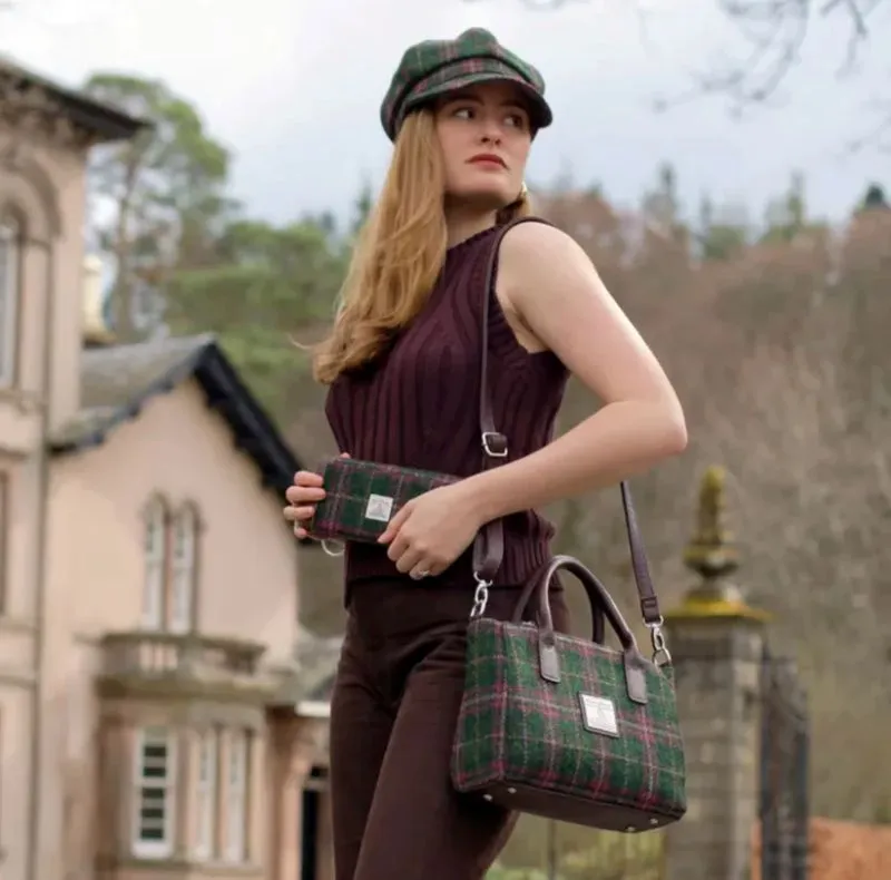 B40195 GREEN PLUM Colour Women Handwoven Harris Tweed Zip Wallet Lifestyle Gaelsong