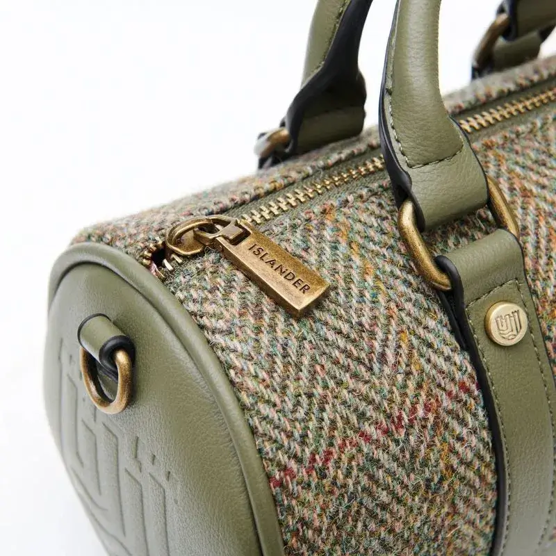 B40267 CHESNUT HERRINGBONE Colour Handwoven Harris Tweed Duffle Bag ZCloseup ip View Gaelsong