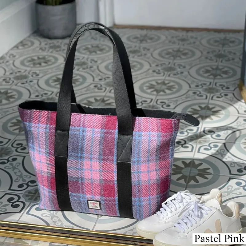 B40276 PASTEL PINK Colour Handmade Harris Tweed Large Shopper Bag Lifestyle Gaelsong