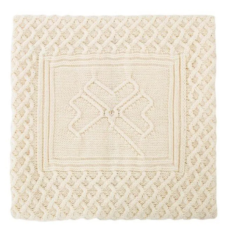 D50712 Irish Shamrock Cable Stitch Throw Closeup View Gaelsong