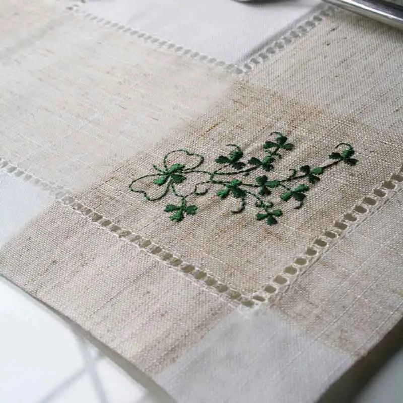 D50718TR Irish Style Shamrock Table Runner Gaelsong