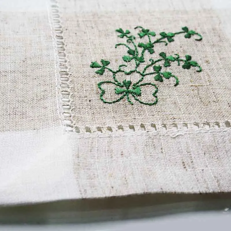 D50718TR Irish Style Shamrock Table Runner Detailed Gaelsong