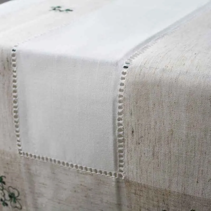 D50718TR Irish Style Shamrock Table Runner Gaelsong