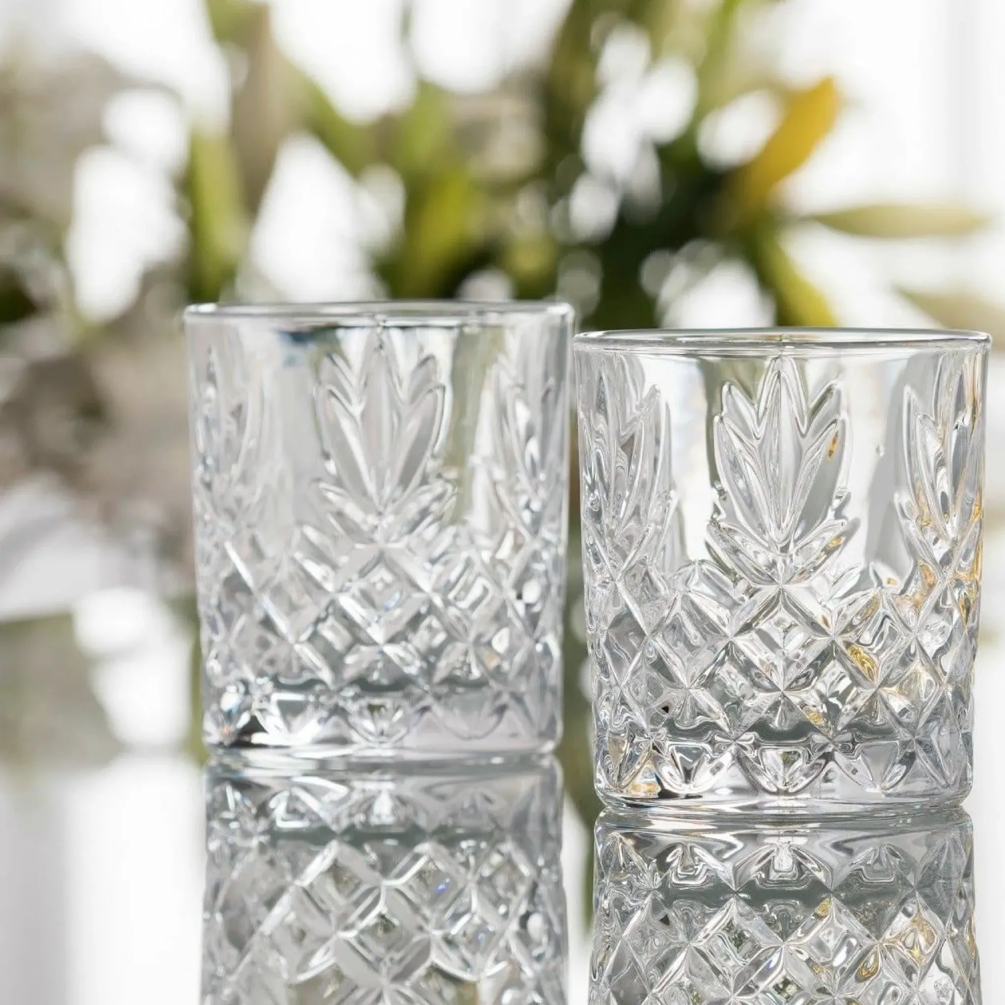 D68732 Irish Whiskey Decanter Tray Gift Set Closeup Glasses View Gaelsong