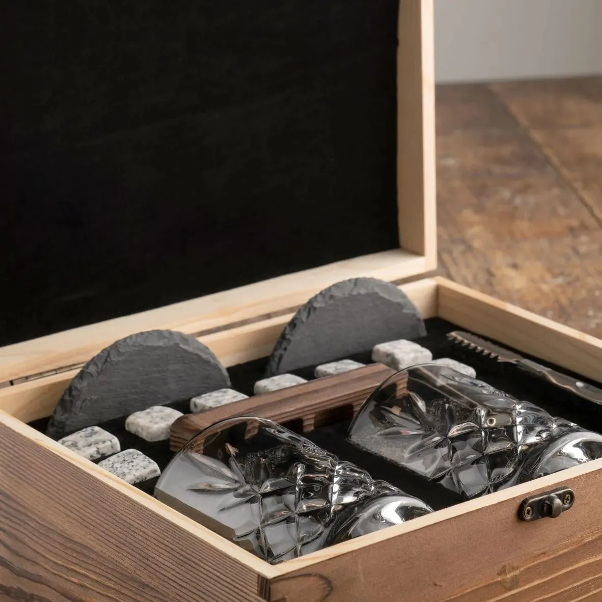 D68734 Men Irish Whiskey Gift Set Box Closeup View Gaelsong