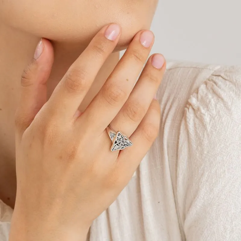 J75064 Oak, Ash and Thorn Ring Lifestyle Gaelsong