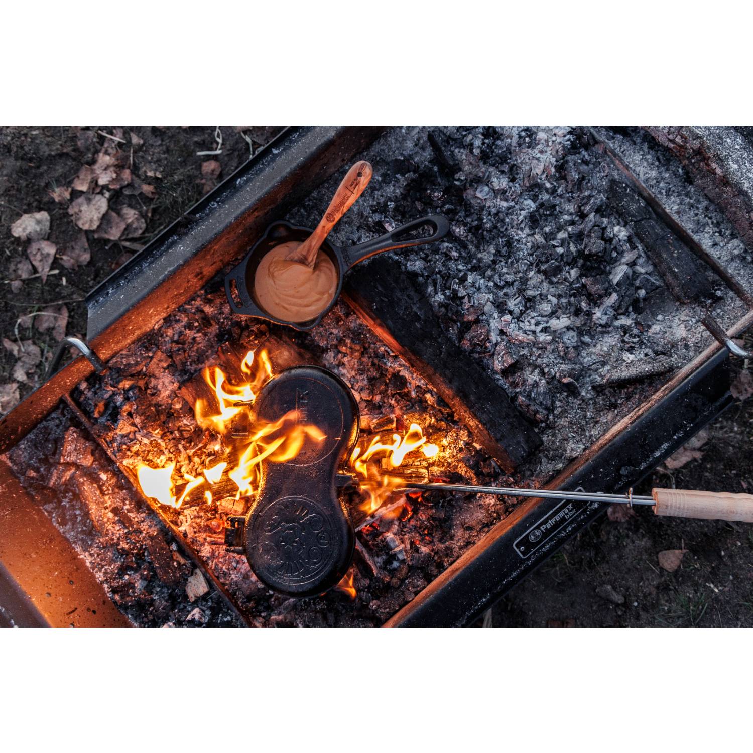 Petromax Campfire Griddle and Fire Bowl, Steel with 3 Removable Legs for  Outdoor Campfire Cooking, Grilling and Frying or Build Fire Directly in  Bowl