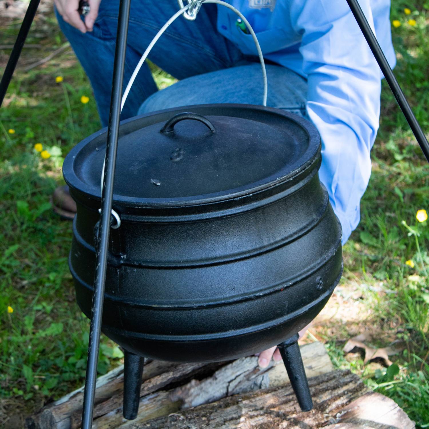  Lehman's Campfire Cooking Kettle Pot - Cast Iron Potje Dutch  Oven with 3 Legs and Lid, 16 inch, 9 gallon: Home & Kitchen