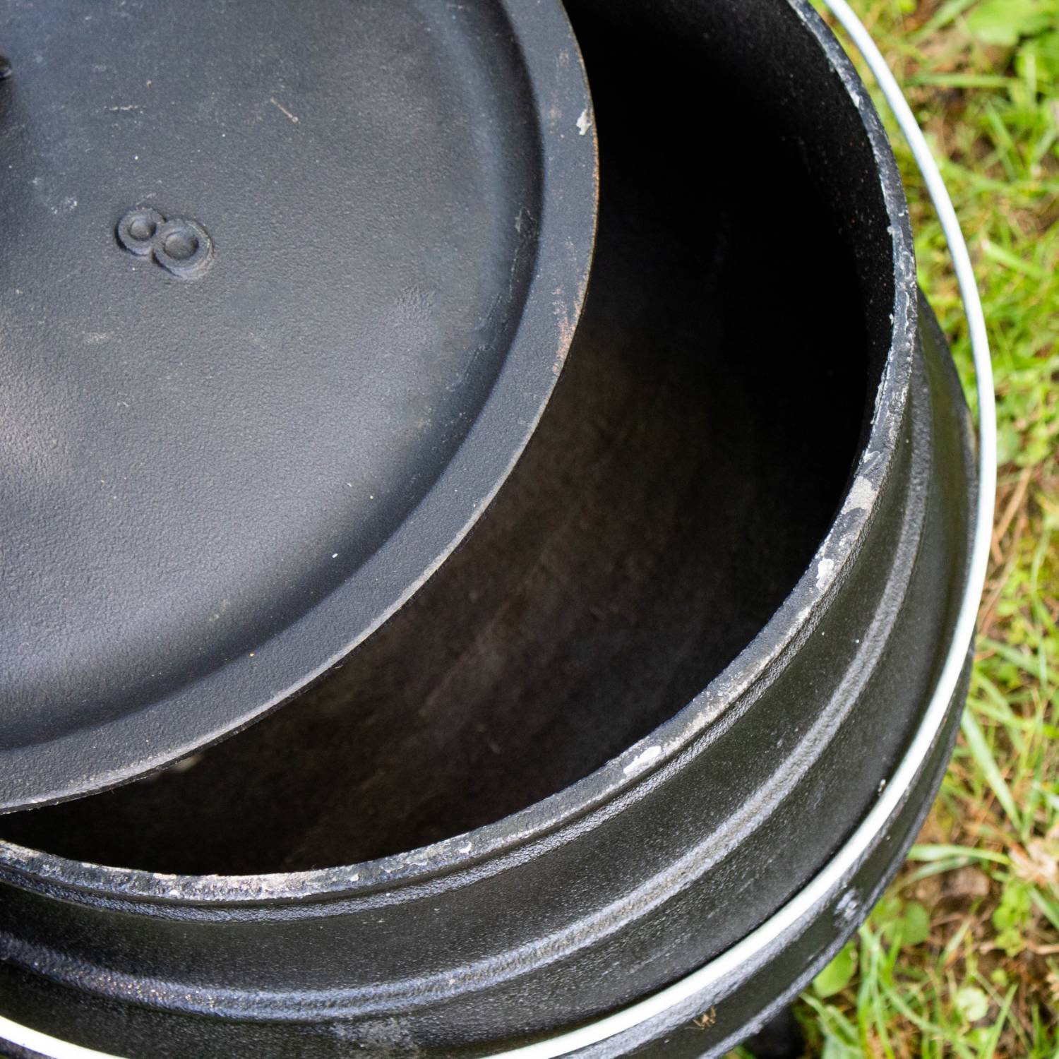 Lehman's Campfire Cooking Kettle Pot - Cast Iron Potjie Dutch Oven with 3  Legs and Lid
