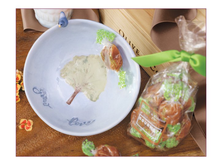 A sun hat and bag that are perfect for a All weekend